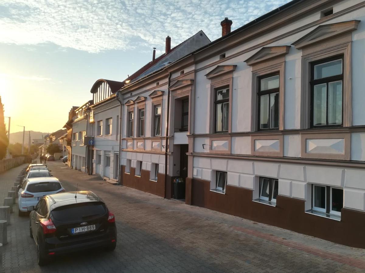Aradi Apartman Печ Екстериор снимка